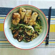 Bo Bun Vegetarien Nems Maison Au Four Carottes Brocolis Vermicelle De Soja Tofu Fume Courgette Choux Chinois Oignon Frais Menthe Et Cacahuet Food Chicken Meat