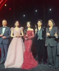 上海这一晚，刘诗诗身材曼妙，林允儿白到发光，易梦玲惊艳全场-腾讯新闻