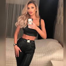 Loredana chivu stârnește invidie printre reprezentantele sexului frumos, mai ales pentru faptul că formele sale sunt de invidiat și nu se sfiește să le primele operații estetice ale loredanei chivu au fost plătite din banii iubitului ei din perioada respectivă. Loredana Groza TransformatÄƒ Total De OperaÅ£iile Estetice Semeni Cu Bianca DrÄƒgusanu Si Loredana Chivu Si Nu E Un Compliment Kfetele