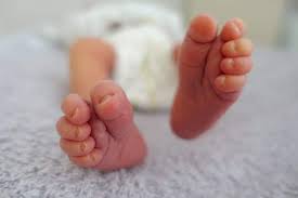 Danach kann das kind alleine laufen und so seine welt aus einer ganz anderen perspektive erkunden. Baby Madchen Ist Zwei Monate Alt Entwicklung Mamaskind