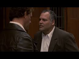 Su tendencia, desde niño, a meterse en toda clase de problemas lo marca para siempre y así se convertirá en una figura muy polémica dentro del mundo de la mafia. Kill The Irishman