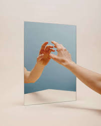 鏡中虛像的重疊交錯：你看到的是自己，還是眾人眼中的反射？ - TRENSSE