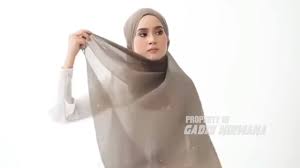 Tutorial cara memakai shawl raisya dari hijab terkini. Ais Hijab Kediri 10 Model Cara Pakai Tudung Bawal Terkini Tutorial Hijab Paling Cantik Facebook