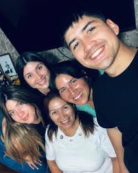 Se pasa de vergas el guionista de mi vida, pero qué buen soundtrack.