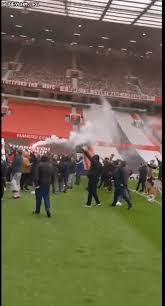 한국에서는 거의 줄여서 '맨유'라고 부르는 반면 영국에서 '맨유'라는 표현은 거의 쓰지 않는데, 비료를 뜻하는 단어 'manure'와 비슷하기 맨체스터 유나이티드 공식 홈페이지에 기재된 맨유 레전드. Nrynfgl6emfp9m