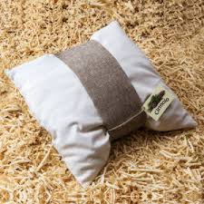 Per portare il profumo del cirmolo anche nella zona giorno, abbiamo pensato ad una linea di cuscini di diversi colori capaci di donare serenità e benessere durante tutta la giornata. E Shop La Edilegno