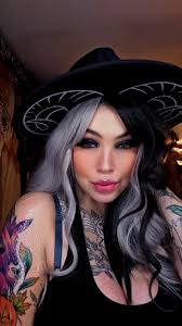 I wove a witch's necklace using amethyst, garnet, and waxed cord. What do  you think?🧙‍♀️🧚  https://aleistudios.com/products/witchs-magic-stone-necklace