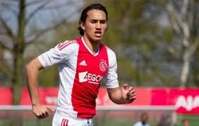 De jongeling schopte het tot jong ajax, waar hij de. Striker Ajax Ezra Walian Ingin Bela Timnas Indonesia Mediawarta