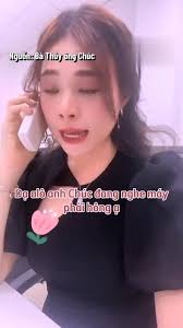 Cô gái hóa tổng đài viên khi nói chuyện với người yêu