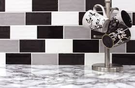 Et pour ajouter du peps chez vous, il suffit de l'agrémenter d'objets : Vous Cherchez Des Idees Pour Un Carrelage Noir Et Blanc Carrelage Noir Et Blanc Carrelage Carrelage Noir