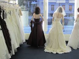 Gebrauchte kleidung verkaufen schafft platz im überfüllten schrank. Auf Der Suche Nach Einem Brautkleid In Magdeburg Everyday Life De