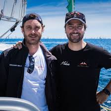 Wer boris herrmann trifft, erlebt keinen selbstdarsteller, sondern einen leisen, freundlichen mann, der mit boris herrmann segelt diese regatta nicht nur für sich und seinen sponsor, den jachtclub von. Das Team Zwei Manner Und Ein Boot Pierre Boris Und Die Malizia Geolino