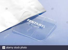 Fentanyl ist ein stark wirksames schmerzmittel aus der gruppe der opioide. Fentanyl Transdermales Pflaster Stockfotografie Alamy
