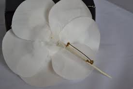 Spilla Fiore Di Chanel Camelia Seta Bianco Con Scatola Etsy Camellia Flower Flower Brooch White Silk