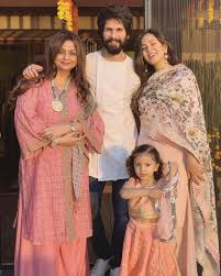 Diwali 2018 Shahid Kapoor Mira Rajput Misha Kapoor And Neelima Azim Pose For A Picture Perfect Moment Pinkvilla It's a film wrap on #jersey. diwali 2018 shahid kapoor mira rajput