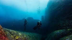 It is widely known that japan is the hotspot of great tectonic variability. Das Yonaguni Denkmal In Japan 2021