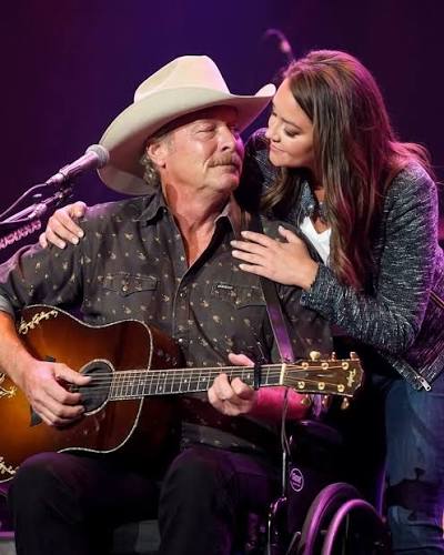 “Three generations, one song, and Alan Jackson couldn’t hide his tears.” , A massive 1992 hit suddenly felt incredibly small, intimate, and deeply personal. As his daughter, Mattie Jackson, stood ...