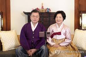 饭后，合家围坐欢叙 (huanxu) ，或做游戏，许多人通晓不眠(mian)，称作守岁。 次日清晨，大家 就到亲朋好友家拜年了，相互祝贺在新的一年里万事如意。 春节期间，各地都有当地传统的文娱活动. Bkfyri6qpfeuum