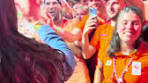 De HULDIGING van de eerste medaillewinnaars #teamnl ... - YouTube