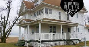 Spotted On Craigslist A Free Farmhouse In Iowa Farmhouse Victorian Abandoned Mansion For Sale Abandoned Houses