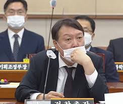 그의 아버지 윤기중은 충청남도 공주 출신이며, 연세대학교와 일본 히토쓰바시 대학 대학원을 졸업하고 연세대학교 통계학과 교수로 활동하다가 정년 퇴직했다. Uritw1qvserjim