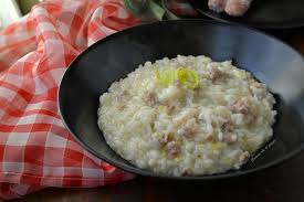 Nella stessa padella con 2 cucchiai d'olio extravergine d'oliva soffriggere i porri e lasciarli croccanti. Riso Salsiccia E Porri Il Classico Preparato Dalle Nonne