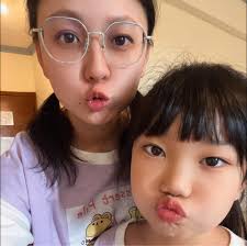 靠北婆家22027  外婆過世了，我跟我婆婆說：媽我阿嬤走了，那我們這邊要做什麼過去，婆婆說：做一對花柱過去就好了，看你們（指我跟我先生）到時候有沒有要去送，小孩我顧就好了，當下我傻眼了，我就問婆婆說：小孩為什麼不用去，婆婆說:如果是在自家就好了，可是在殯儀館  ...