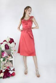 Robe de soiree commercant francais, robe de cérémonie, robe de soirée pour mariage, tenue pour mariage, robe habillée. Robe De Soiree Droite Et Fluide Corail Avec Dentelle A Paris
