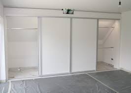 Ein Altes Haus Und Mit Zimmerturen In Massivholz Rahmenbauweise Weiss Lackiert Kleiderschrank Fur Dachschrage Begehbarer Schrank Kleiderschrank Schiebeturen