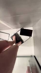 Pisse sur mon ordinateur portable et écrase-le pieds nus