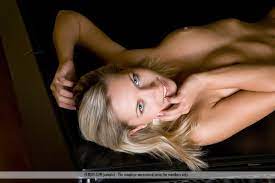 Jenni Gregg naked on piano | Sexy-Models