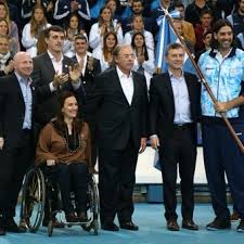 El basquetbolista fue el elegido para llevar la bandera argentina en la ceremonia inaugural de los juegos olímpicos de rio 2016. Macri Le Entrego La Bandera A Scola Y Saludo A Los Atletas Argentinos