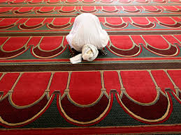 Beim gebet soll sich ein gläubiger muslim eigentlich nur auf sich und seine beziehung zu allah konzentrieren. Salat Lexikon Der Religionen