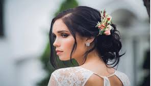 Este tipo de coronas de flores, tanto naturales como artificiales, son geniales para un look de boda ideal. Estos Accesorios Para El Cabello Hechos Con Flores Naturales Te Haran Lucir Deslumbrante Vida Peru21