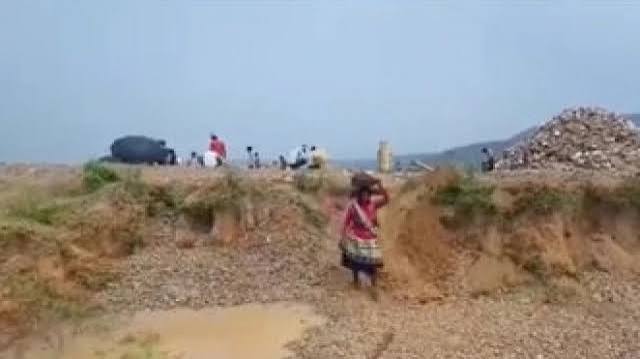 पन्ना की रुंझ नदी में फैली हीरा मिलने की अफवाह, तट पर लगा हीरा तलाशने वालों का मेला, मौके पर वन विभाग का अमला, Madhya-pradesh Hindi News - Hindustan