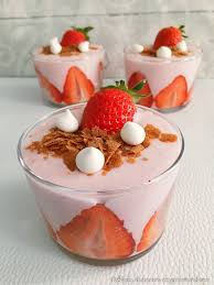 Verrine A La Fraise Delices Douceurs Et Gourmandises En 2020 Alimentation Gourmandise Petit Dessert
