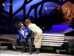 Doar că mama nu e deloc preocupată de tehnologie, tabletei îi spune „placă. Premiera Spectacolului Doi Pe O Banca Agerpres ActualizeazÄ Lumea