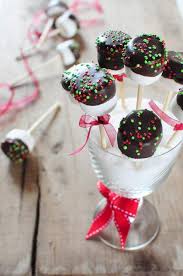 Des bonbons de chocolats traditionnels ou féériques pour les fêtes de fin d'année, des formes évoquant la magie de noël avec des décors adaptés à l'occasion. Sucettes Avec Des Chamallows Et Du Chocolat Pour Noel Blog De Cuisine Creative Recettes Popotte De Manue Bonbons De Noel Recette Bonbon Chocolat Noel