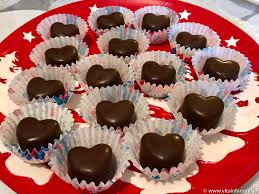 Farli in casa è facile e in men che non si dica avrete dei dolci al cioccolato che renderanno più gustose le vostre serate. Cioccolatini Home Made Facili E Veloci