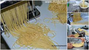 Panaskan kukusan,masukkan adonan ke dalam loyang dan kukus hingga matang Resep Mie Homemade Enak Dan Cocok Buat Mie Ayam Masakan Mie Lainnya Modern Id