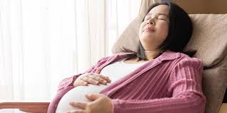 Beberapa minggu sebelum bersalin, anda akan perasan badan bayi mula turun kebawah dan berada dibawah perut dengan posisi biasanya menjelang waktu bersalin, berat ibu akan menurun sedikit atau statik. Hamil 39 Minggu Perut Sering Kencang Inilah Penyebabnya