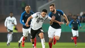 Ikone grätscht nach dem ball, er erreicht ihn aber. Dfb Nachwuchs Uberzeugt Deutsche U21 Besteht Em Hartetest Gegen Frankreich