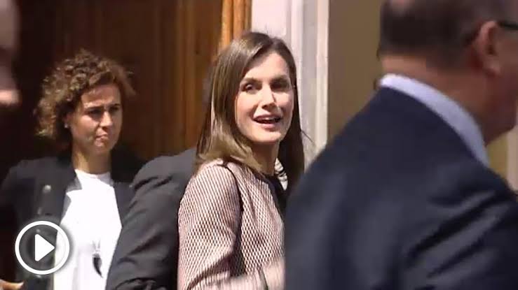 Gritos de «¡Fuera!», «¡floja!» y «¡vete a tu casa!» en la primera aparición  pública de Letizia tras el escándalo