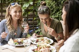 Donde quieras que vayas a comer, sin duda usarás algunas de las las 50 palabras más utilizadas de inglés de restaurante que aparecen en esta sección de vocabulario, por lo que puede ser muy útiles para ti 😉 Como Es Una Conversacion En Ingles En Un Restaurante