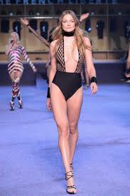 Green / grey date of birth: Mihalik Eniko Attetszo Fehernemuben Vonult Az Etam Show Jan Marie Claire