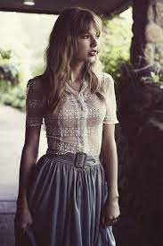 Taylor swift is like my idol, my role model and my most favorite singer!! Photoshoot Taylor Swift Red Era Outfits With High Waisted Skirts Photo Shoot Skirt Outfits Taylor Swift