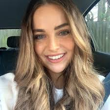 Michelle Large's Instagram, Twitter & Facebook