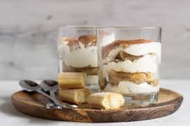 Basterà infatti preparare una golosa crema al cioccolato, metterla in bicchierini monoporzione. Bicchierini Con Yogurt Al Caffe Il Dolce Al Cucchiaio Piu Facile Che C E Caffe Blabla