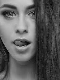 Fotografia En Escala De Grisos D'una Dona · Foto d'estoc gratuïta