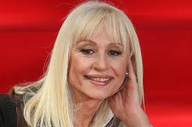 Raffaella maria roberta pelloni (born 18 june 1943), better known as raffaella carrà (italian: Raffaella Carra Senza Un Filo Di Trucco La Foto Caffeina Magazine